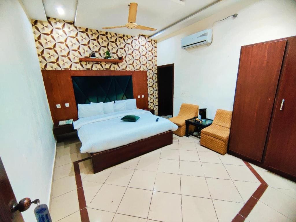 Hotel Pak Continental Multan - Main view
