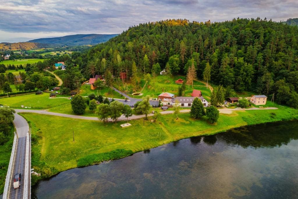 Przystań nad Sanem z widokiem na góry i rzekę - Main view