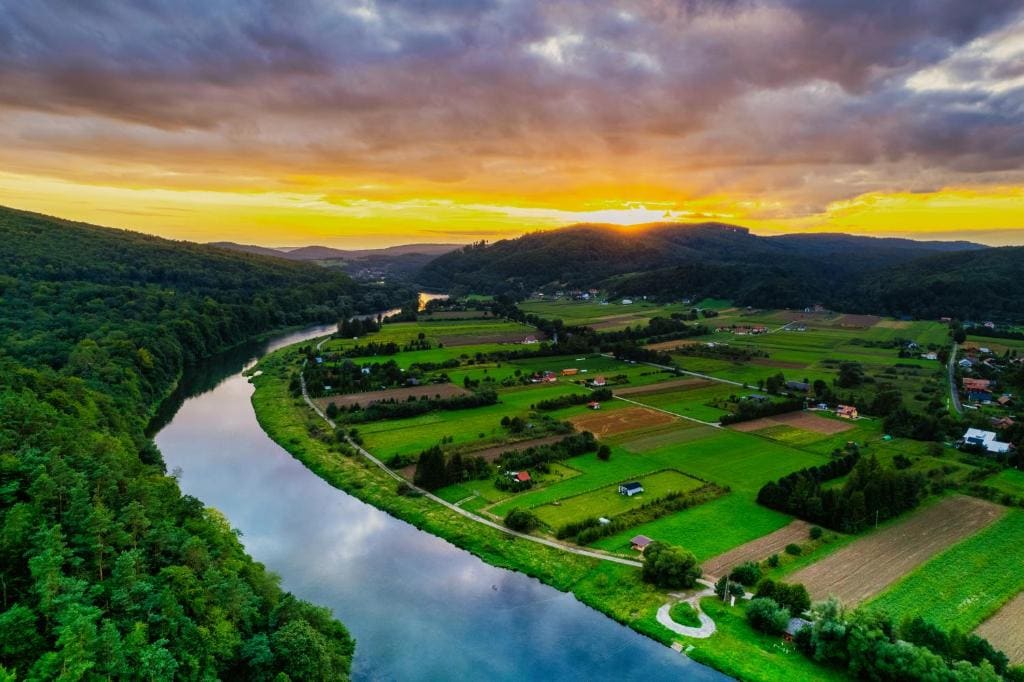 Przystań nad Sanem z widokiem na góry i rzekę - View 3