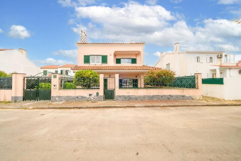 GuestReady - Superb house with a garden & patio - View 6