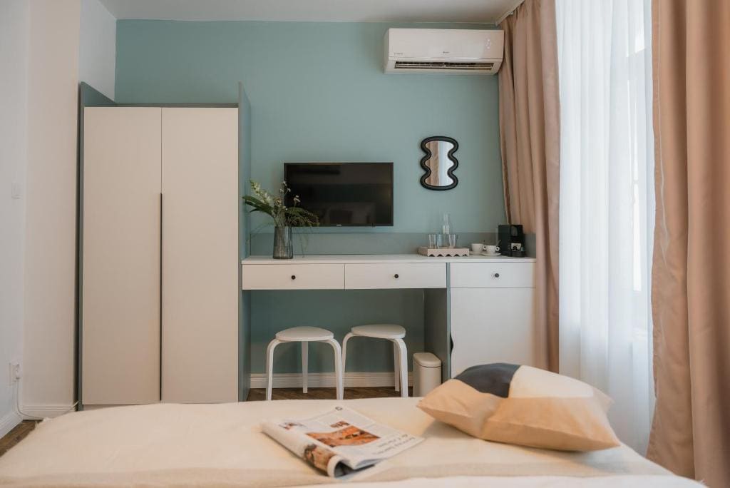 Black Habit Accomodation - View 6