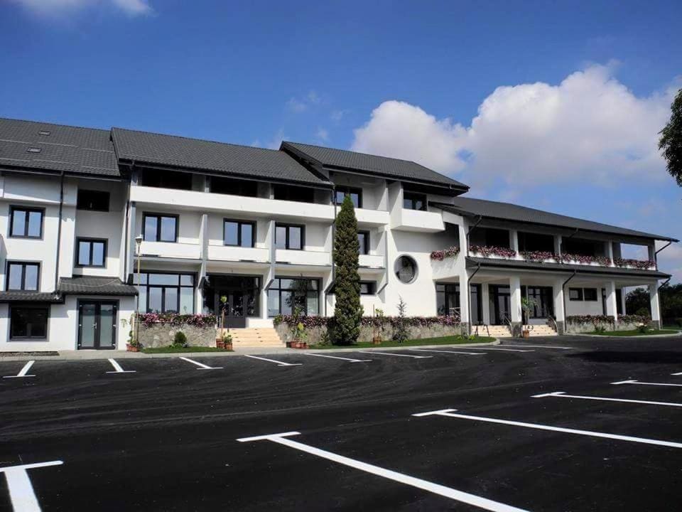 Condor Resort - Main view