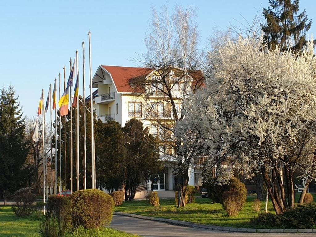 Hotel Everest - Main view