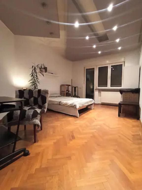 Shared Retro Vintage Luxury Apartment - View 4