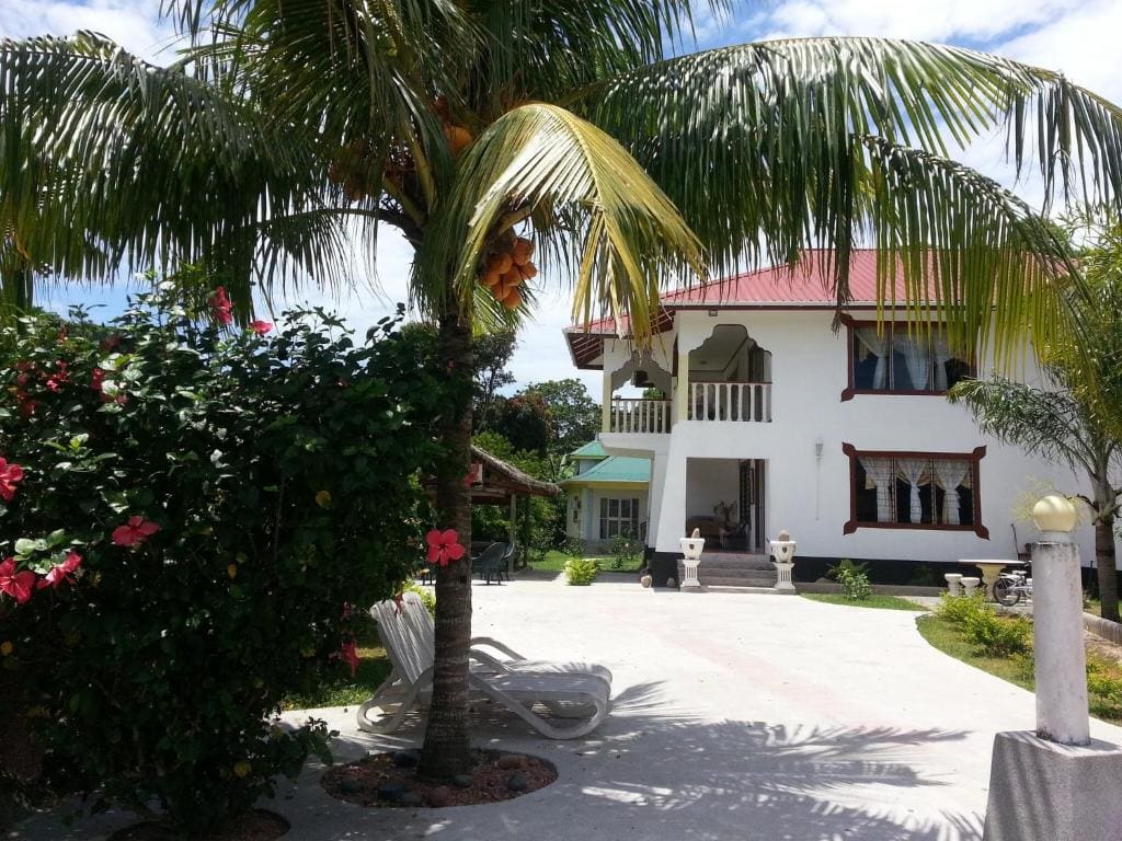 Zanboza Guesthouse - Main view