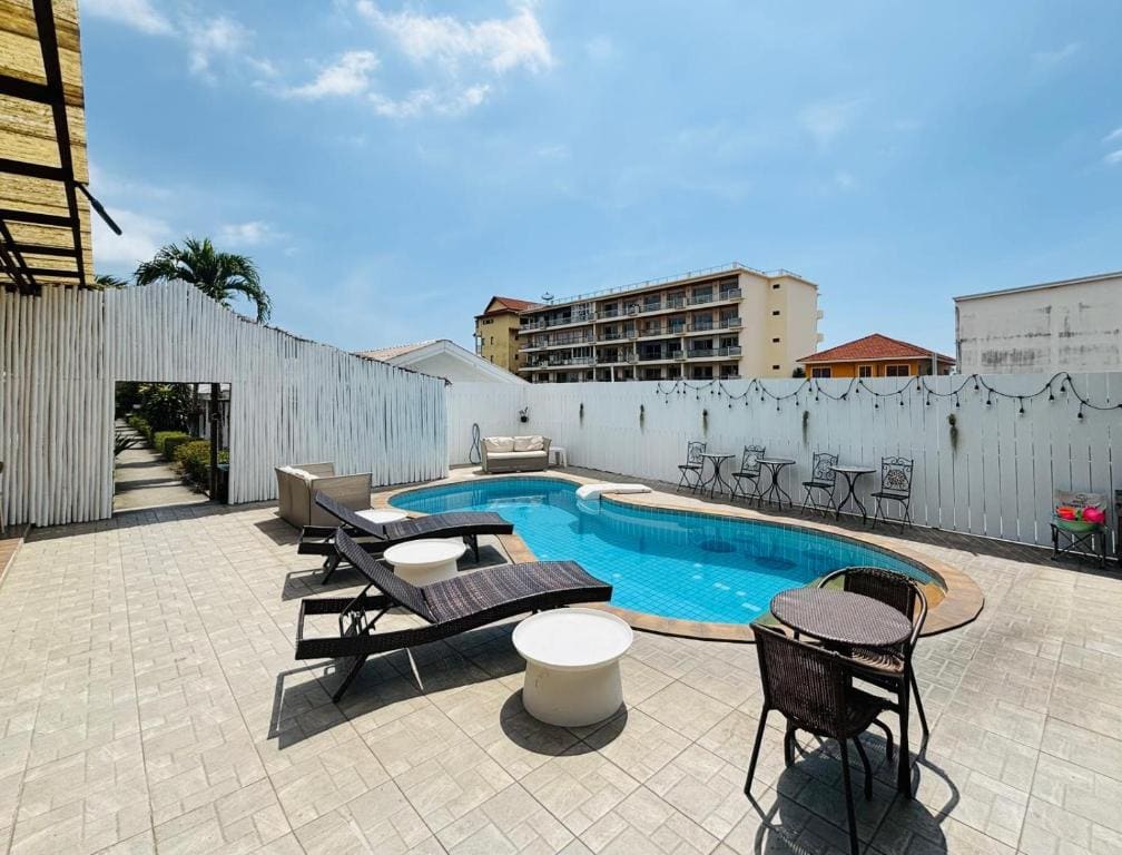 1715 House - White Rhino - View 4