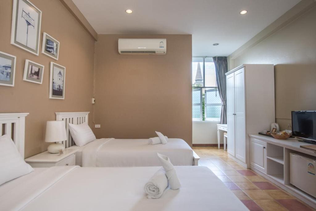 Feung Nakorn Balcony Rooms and Cafe - View 7