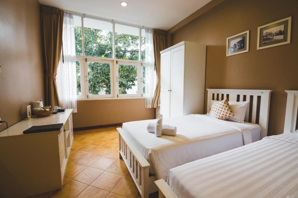 Feung Nakorn Balcony Rooms and Cafe - View 2