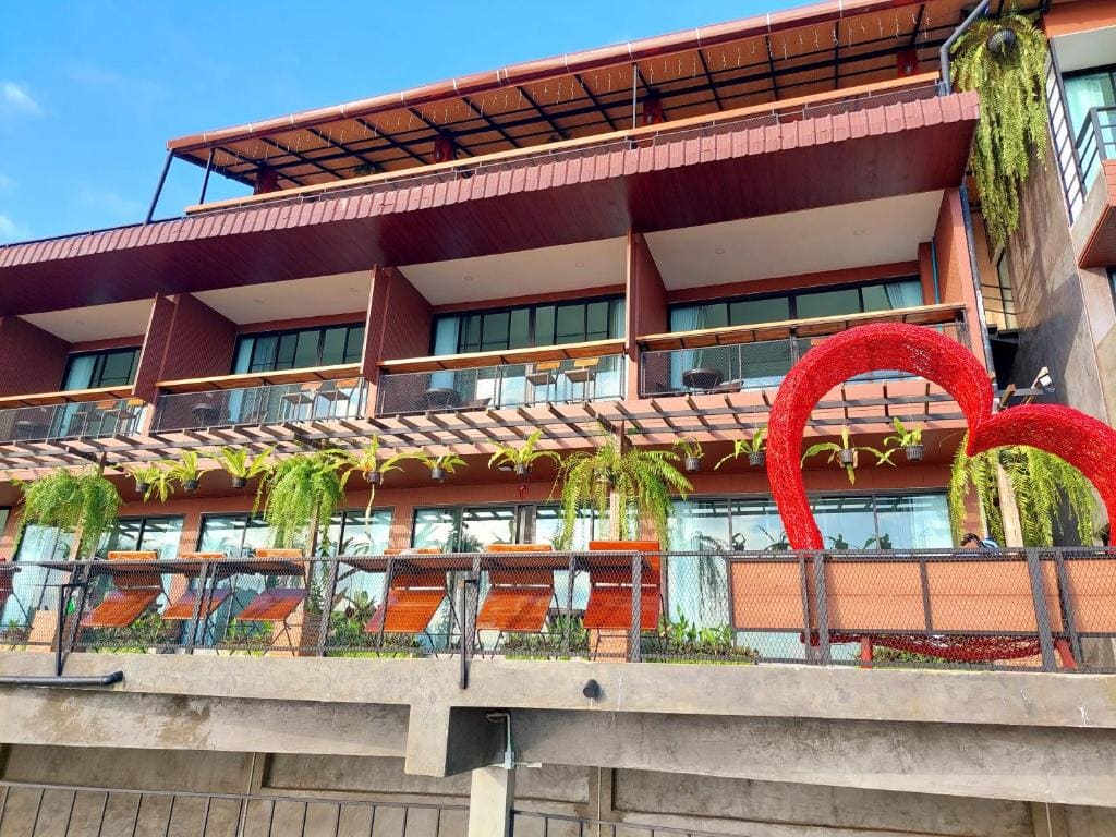 Oasis Phamee - Main view