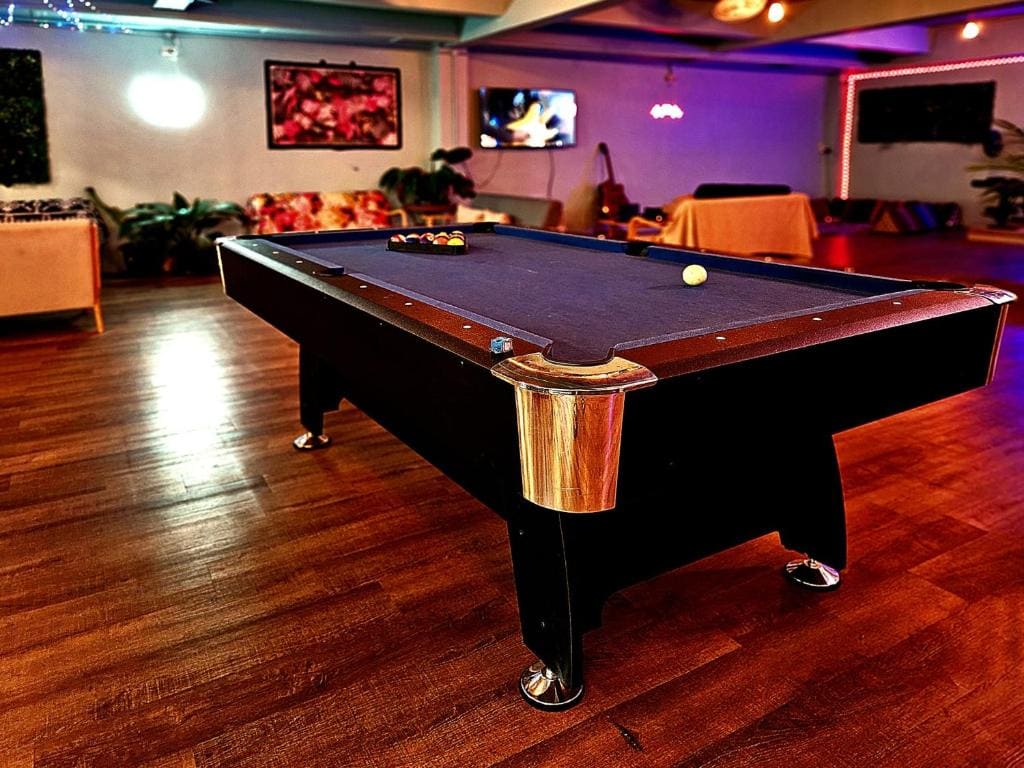 Tiki Tribe Bar & Hostel - Vista 7