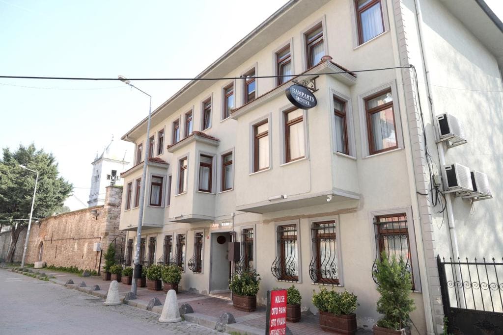 Ramparts Hotel - Main view