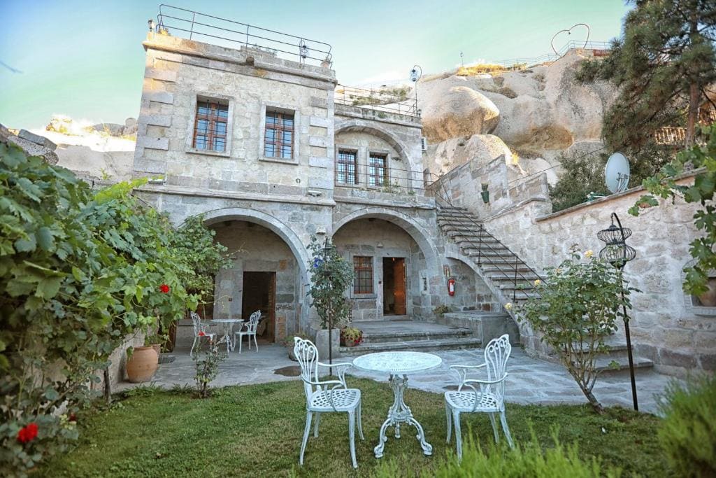 Traveller's Cave Hotel - Main view