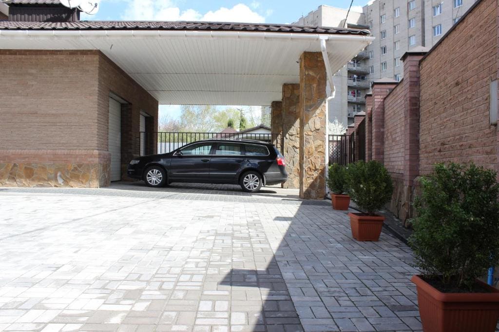 Hotel Barin House готель с бомбосховищем - View 4