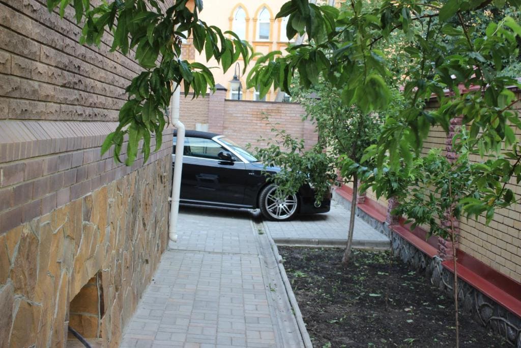 Hotel Barin House готель с бомбосховищем - View 5