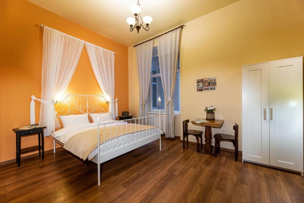 Post House Rooms - View 6