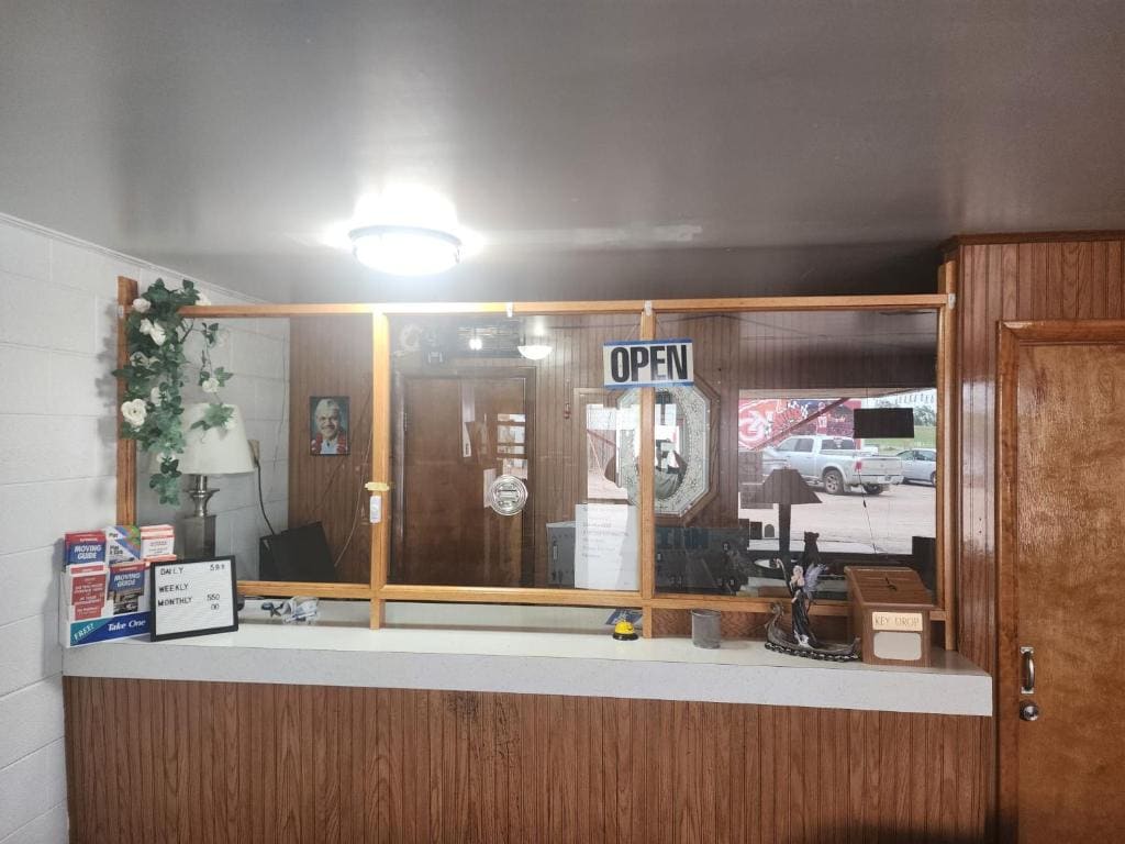 First Inn By OYO Quinter Hwy 70 - View 5