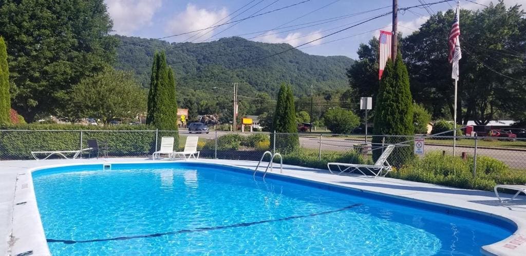 A Holiday Motel - Maggie Valley - View 5