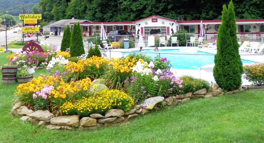 A Holiday Motel - Maggie Valley - View 3