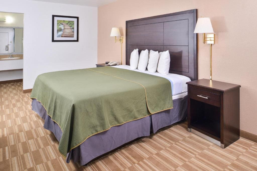 Americas Best Value Inn Clute - View 6