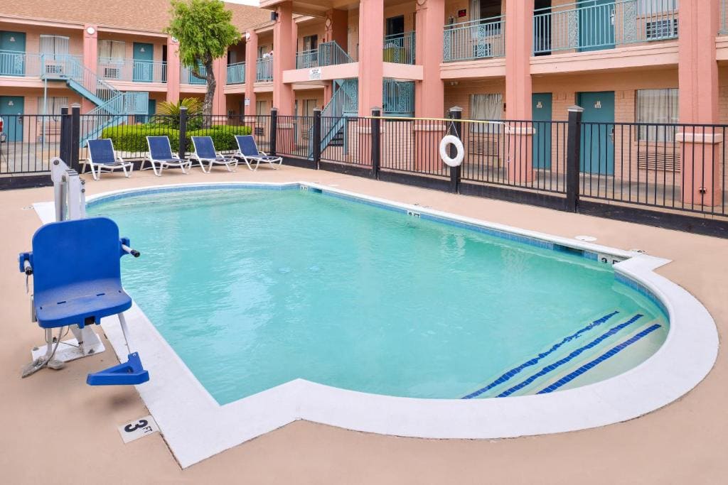 Americas Best Value Inn Clute - View 3