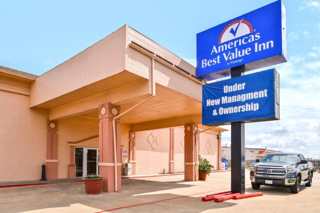 Americas Best Value Inn Clute - View 5