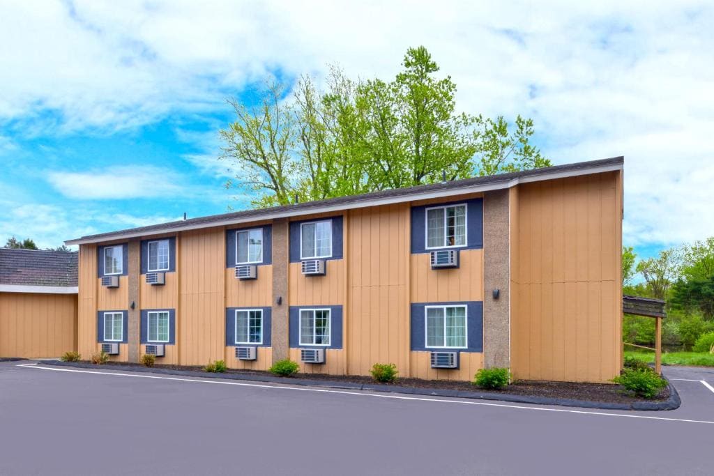 Motel 6 Putnam CT - Main view