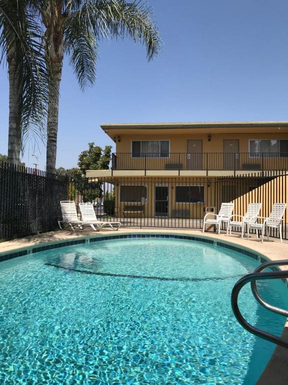 Americas Best Value Inn Visalia - View 3
