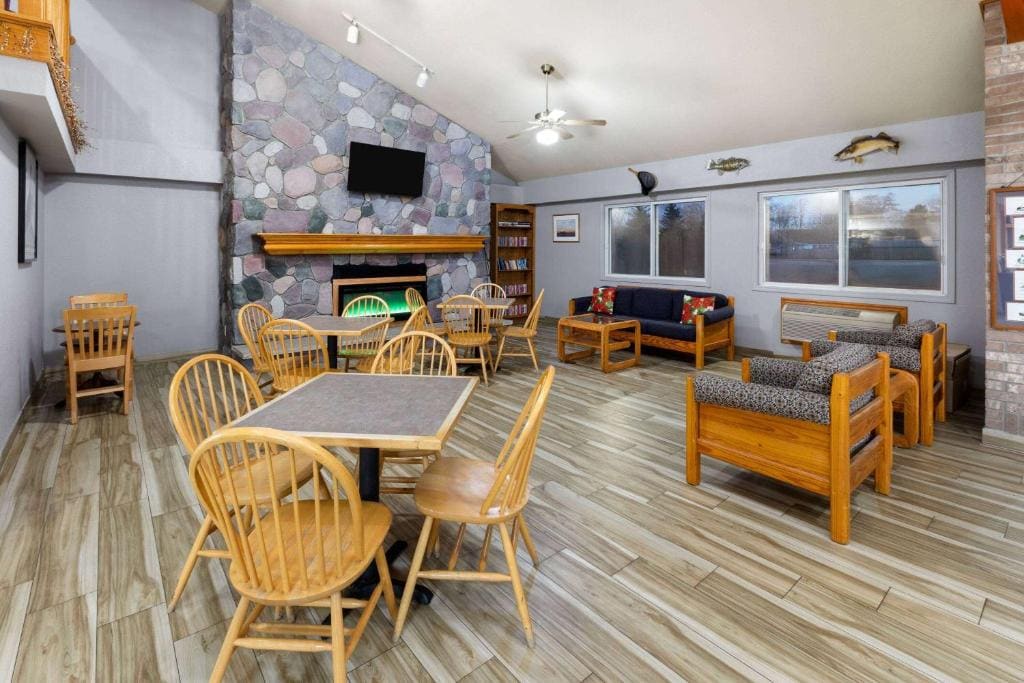 AmericInn by Wyndham Oscoda Near AuSable River - View 3