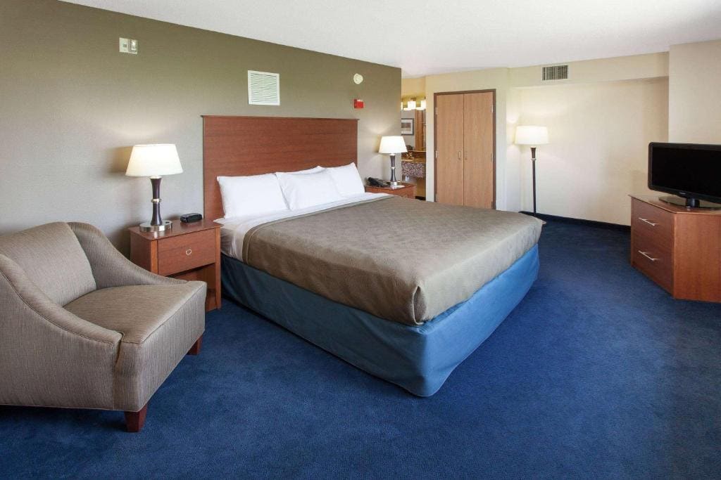 AmericInn by Wyndham Webster City - View 7