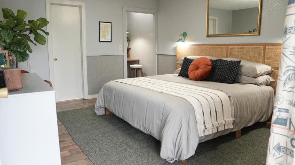 Avon Motel - View 2