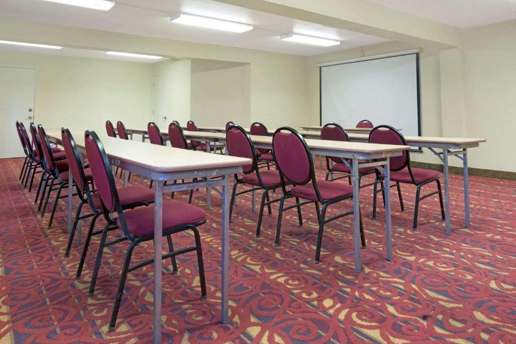 Super 8 by Wyndham El Paso Airport - View 4