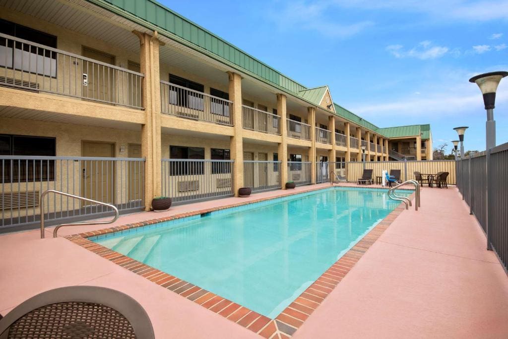 Best Western Cedar Inn - View 5