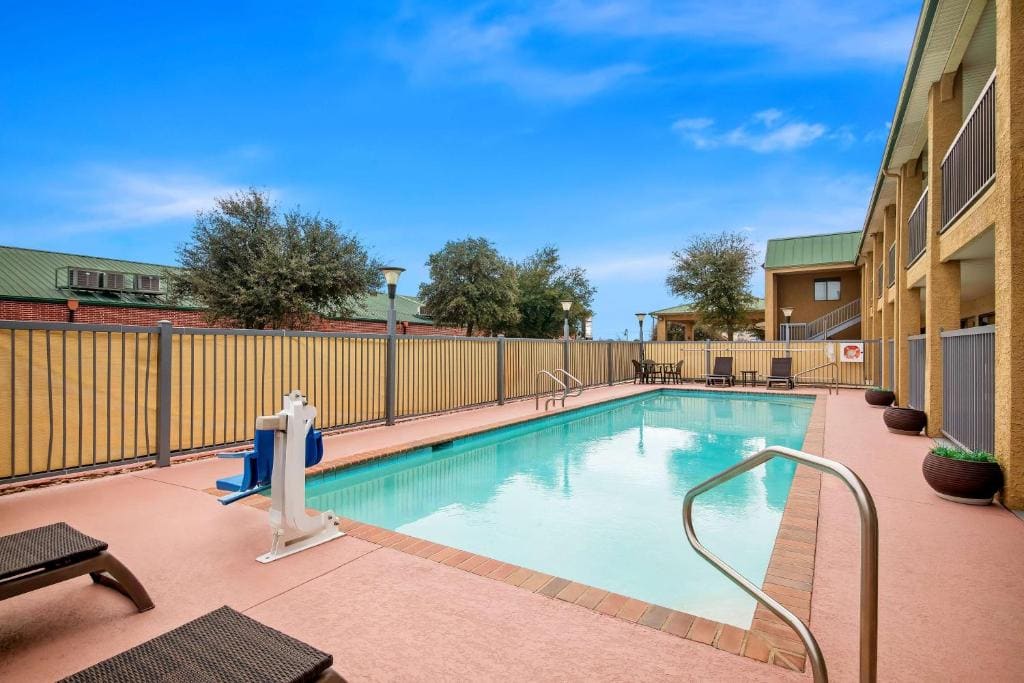 Best Western Cedar Inn - View 3