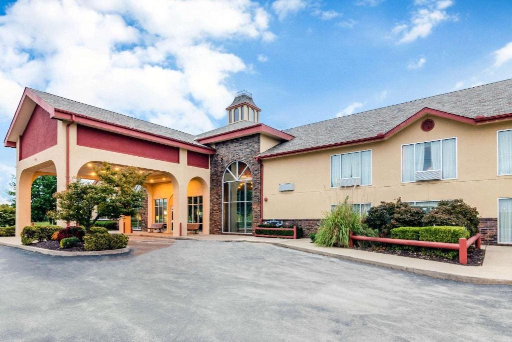 Quality Inn & Suites Carthage near Precious Moments Chapel - Main view