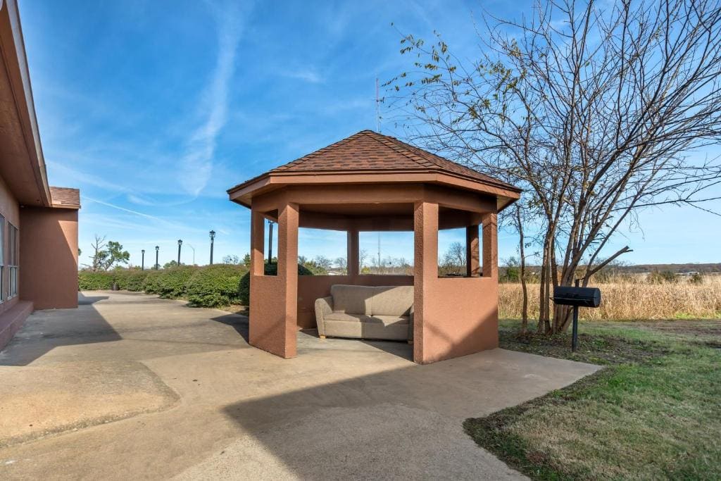 Red Roof Inn & Suites Sulphur Springs - View 5