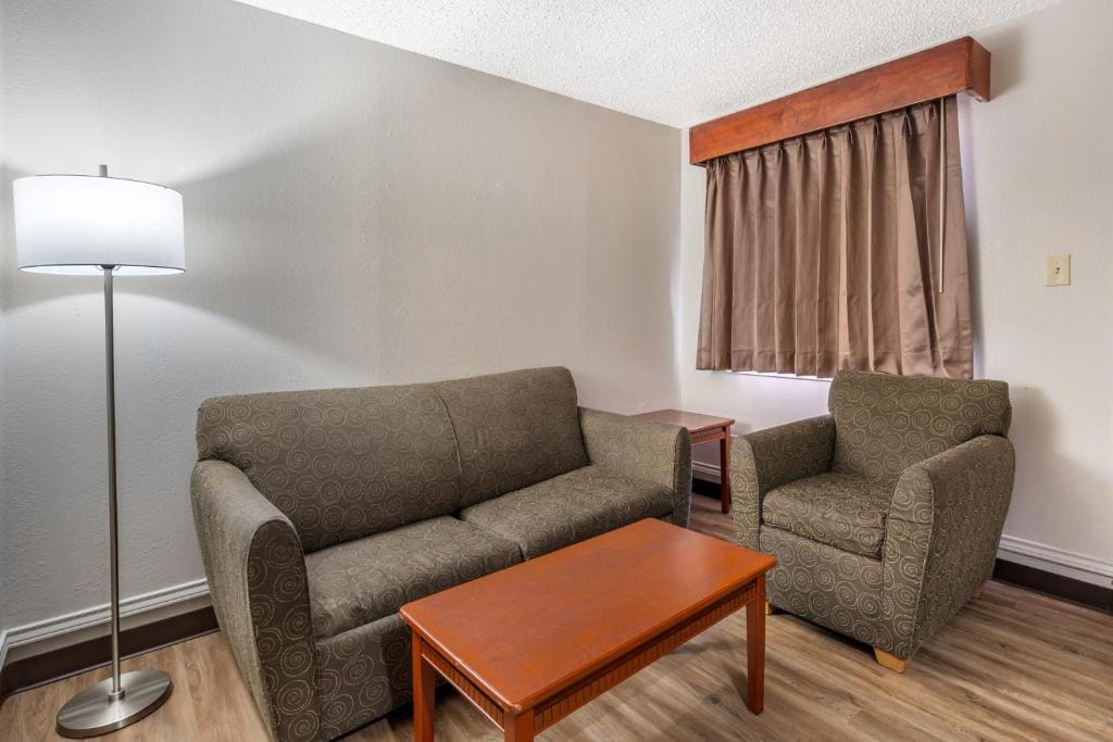 Red Roof Inn & Suites Sulphur Springs - View 7