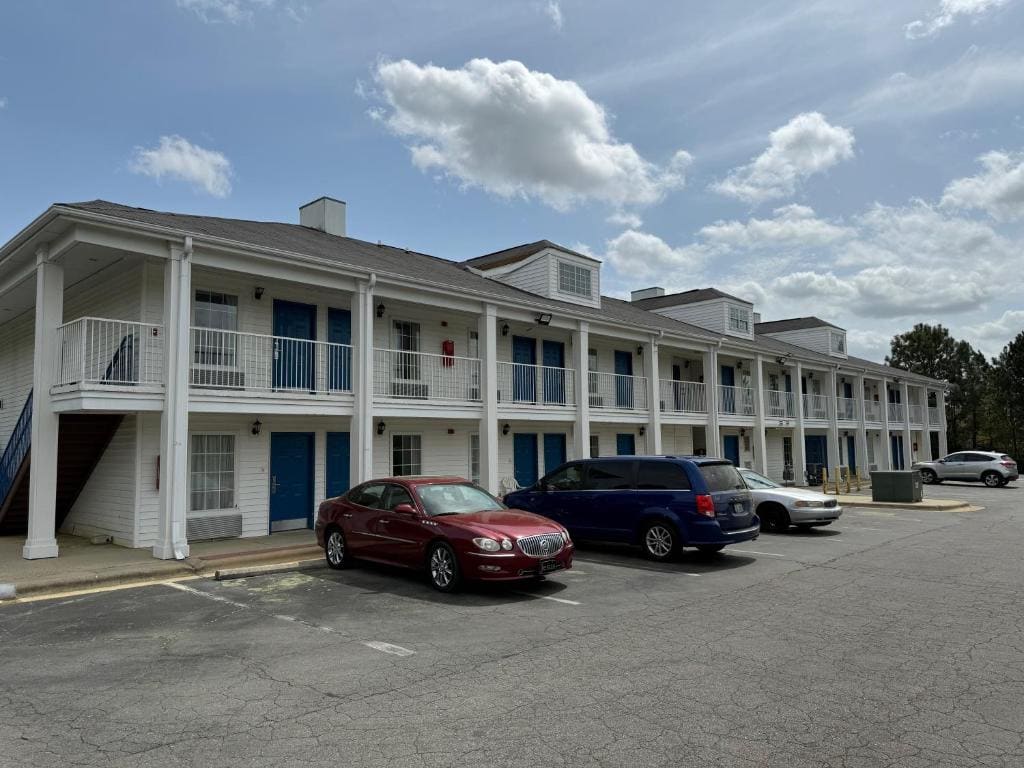 Brentwood Inn & Suites - Main view