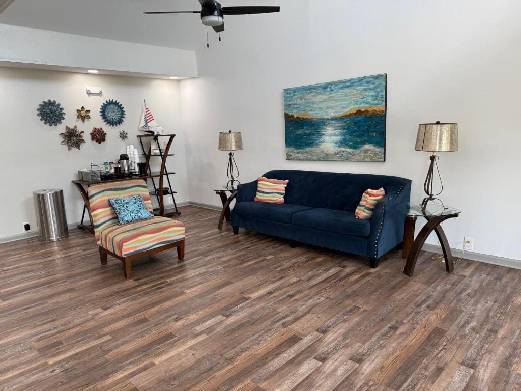 Brentwood Inn & Suites - View 4