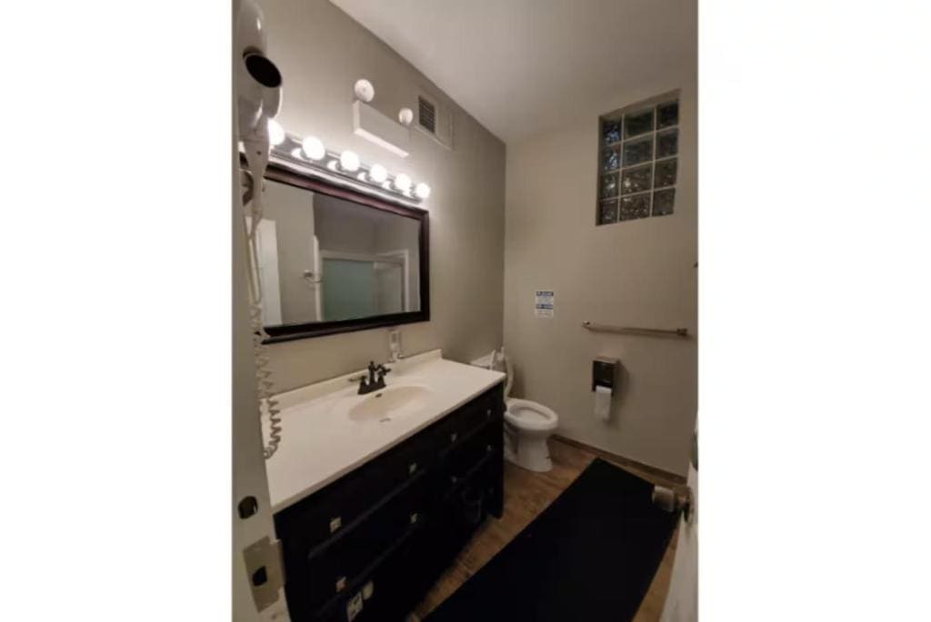 Budget-Friendly Stay and Free Coffee Downtown - View 3