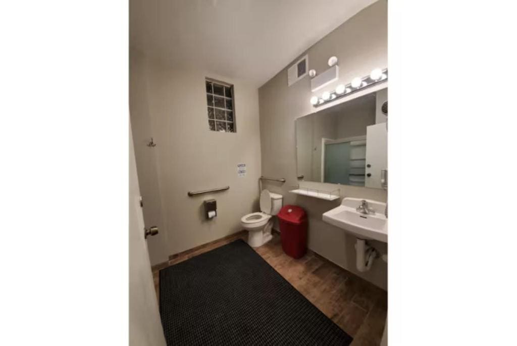 Budget-Friendly Stay and Free Coffee Downtown - View 5