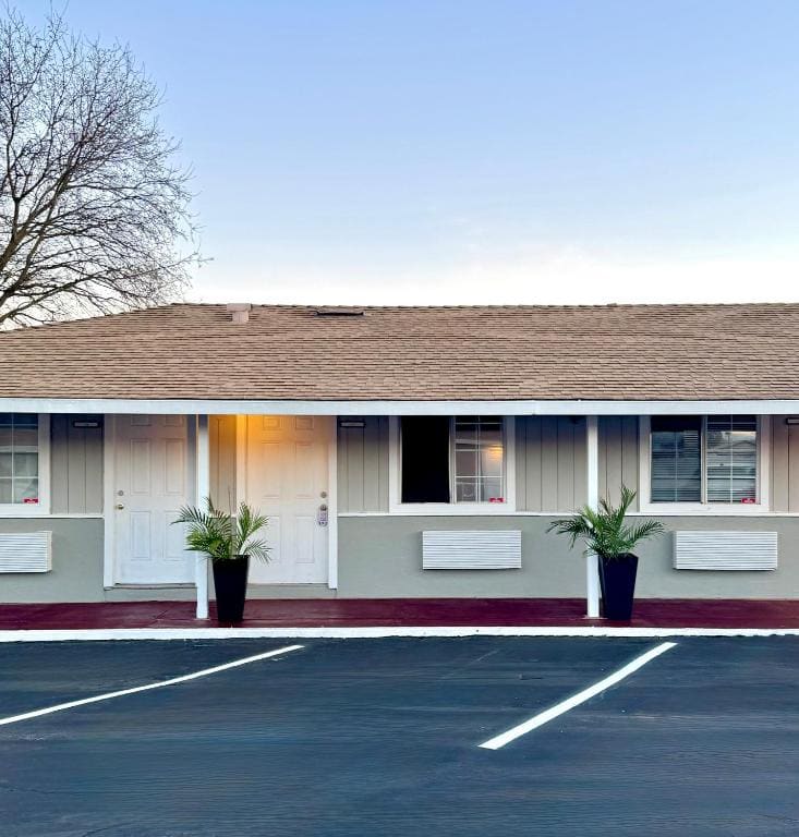 Budget Motel - View 2