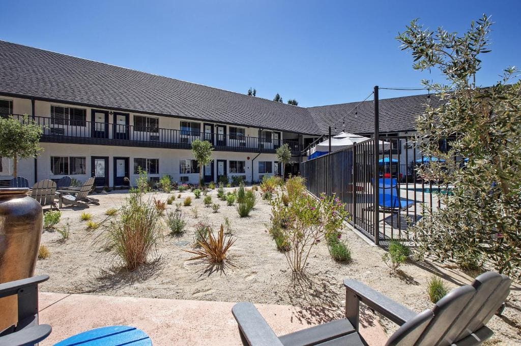 Sideways Inn - Main view