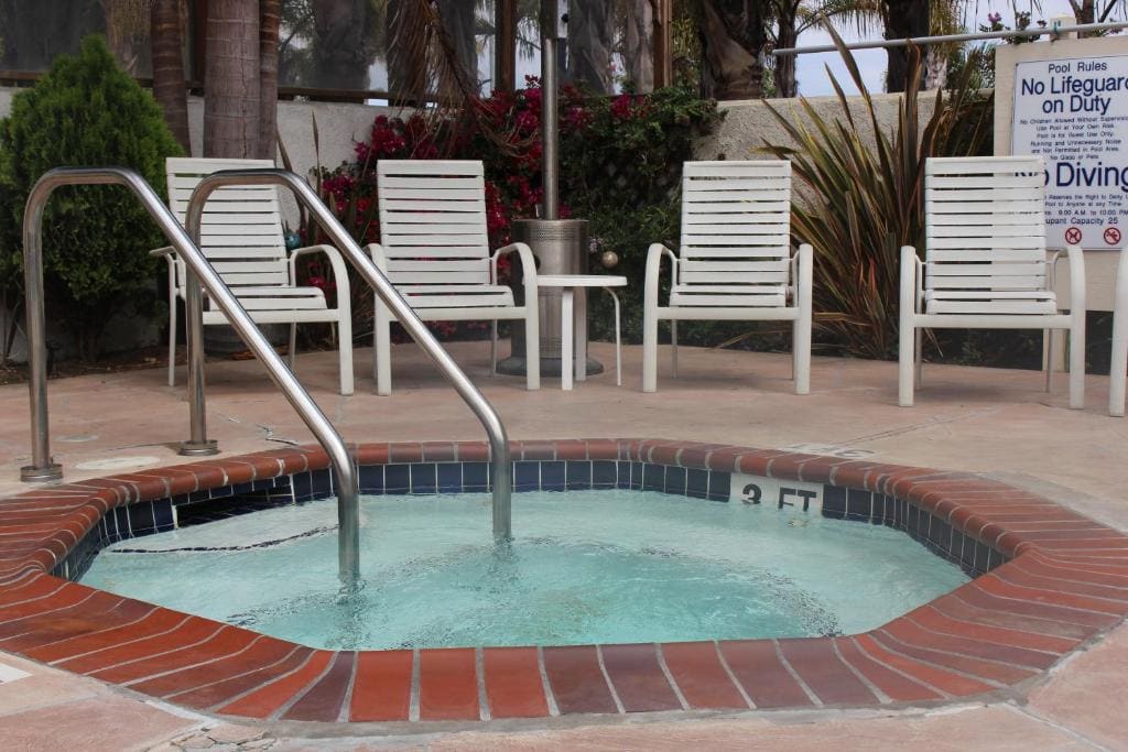 O'Cairns Inn and Suites - View 5