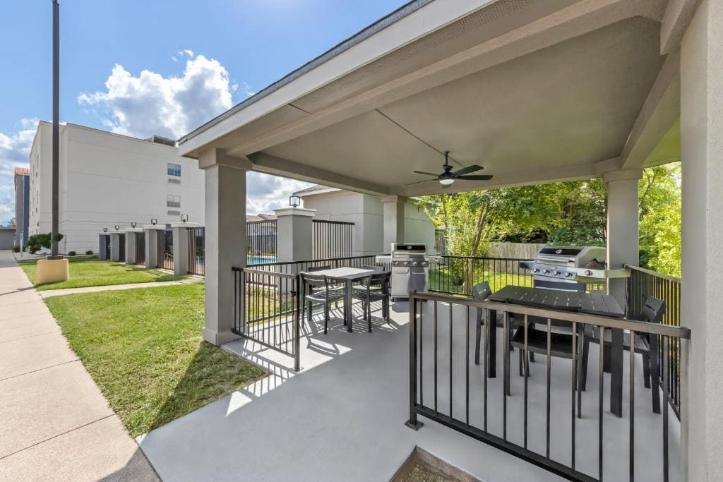 Candlewood Victoria by IHG - View 6
