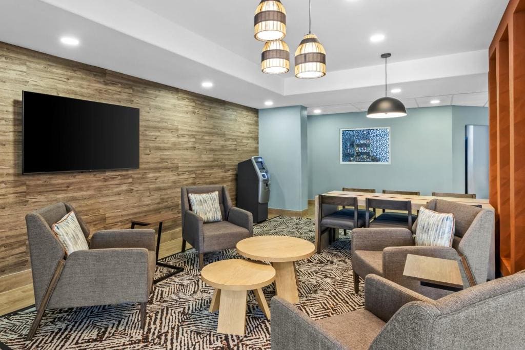 Candlewood Victoria by IHG - View 4
