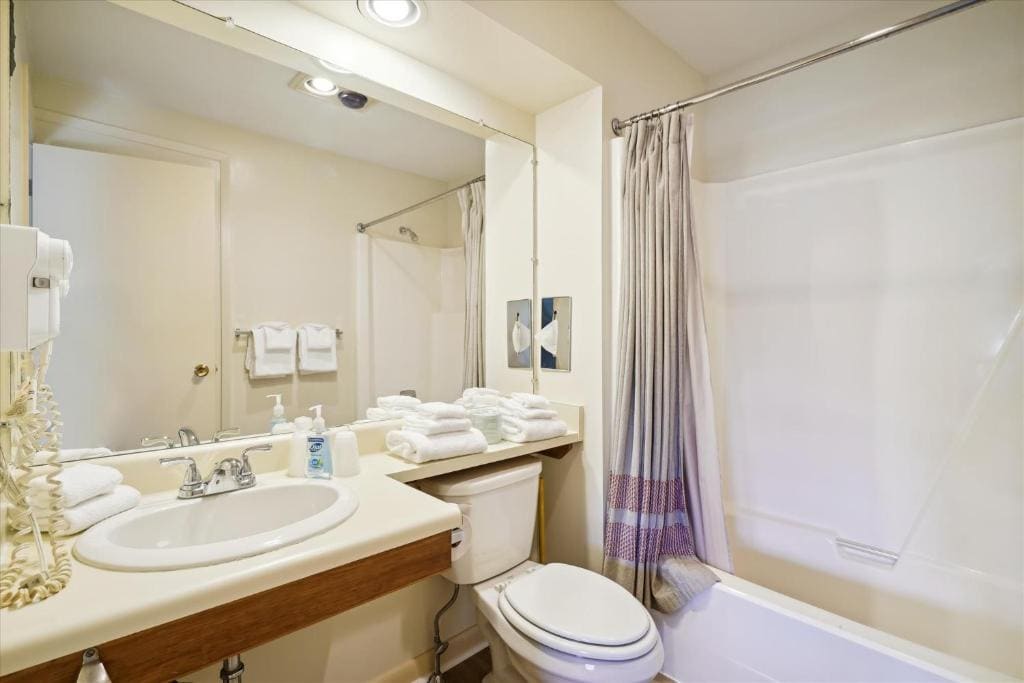 Cedarbrook Queen Suite 202 - View 3