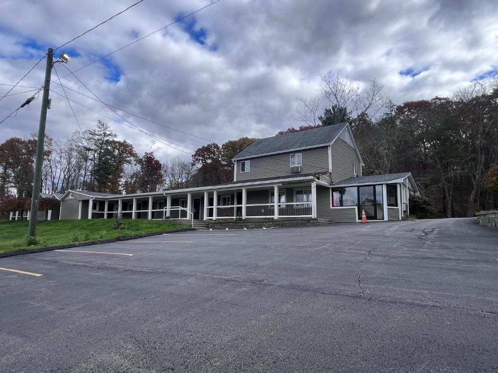 Chaplin Inn & Suites - Main view