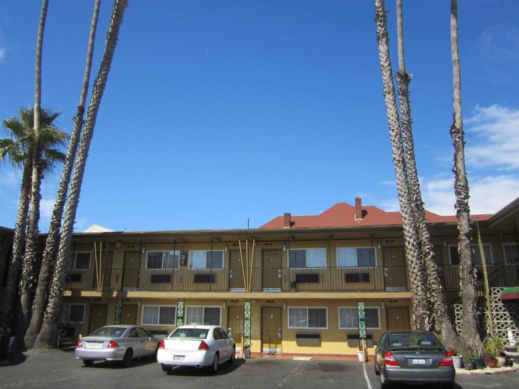 Civic Center Lodge / Lake Merritt BART - Main view