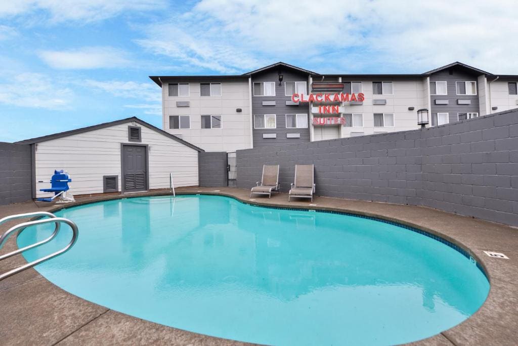 Clackamas Inn and Suites - View 3