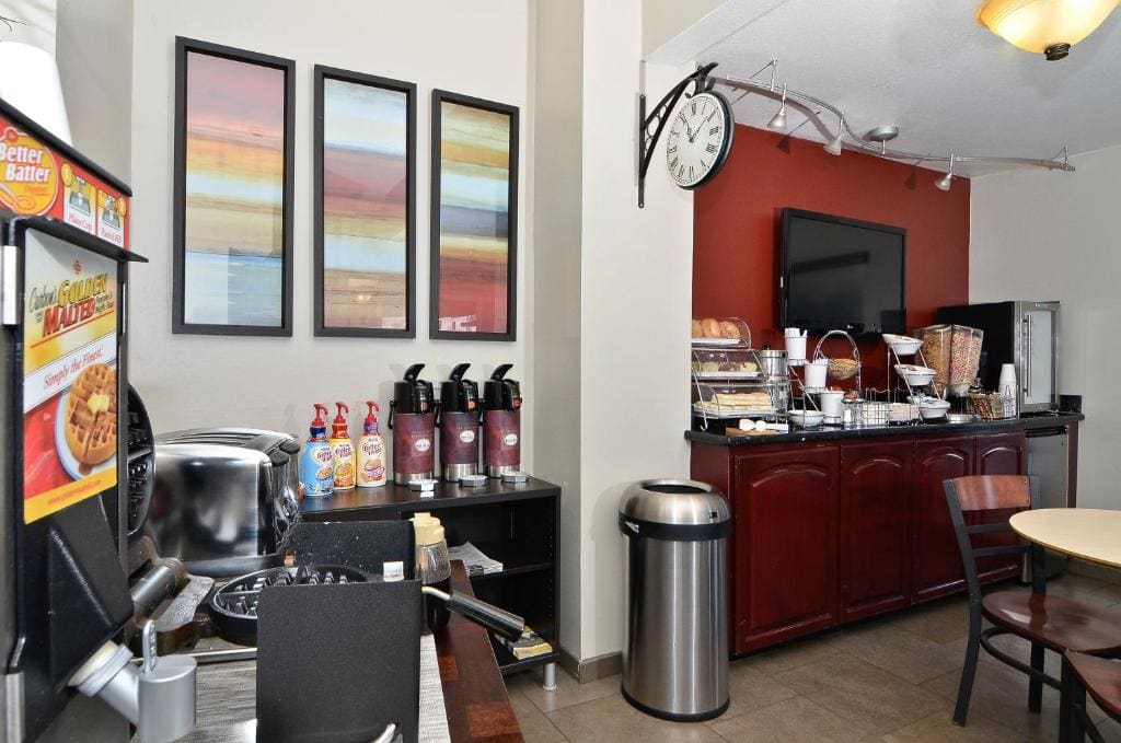 Clackamas Inn and Suites - View 6